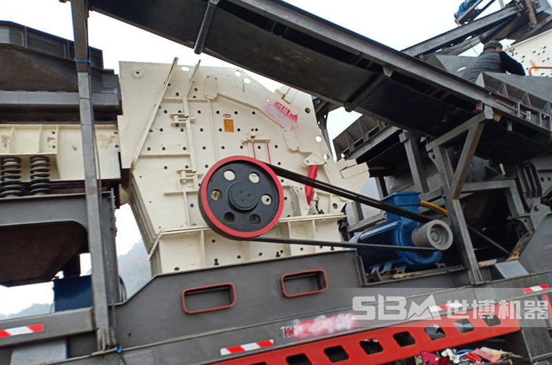 移動(dòng)250大口反擊破碎機(jī)現(xiàn)場圖