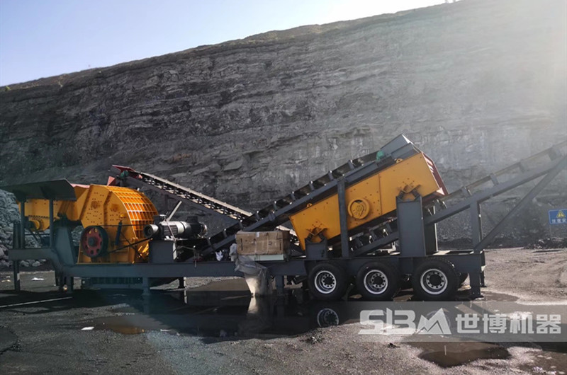 重錘式移動破碎機，配置重錘破、給料機、振動篩