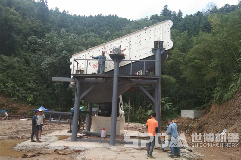 振動篩安裝現(xiàn)場圖，安裝角度可見
