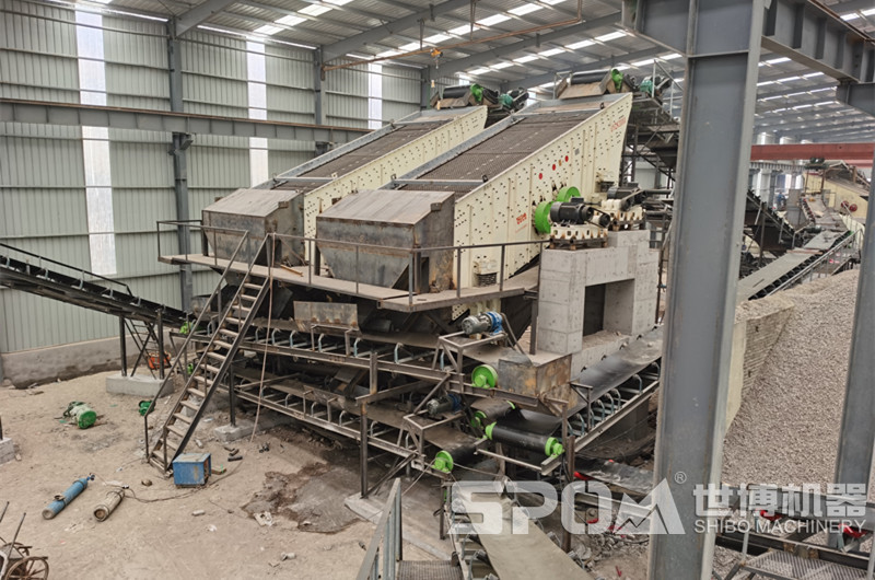 采石場(chǎng)兩條生產(chǎn)線同時(shí)生產(chǎn)