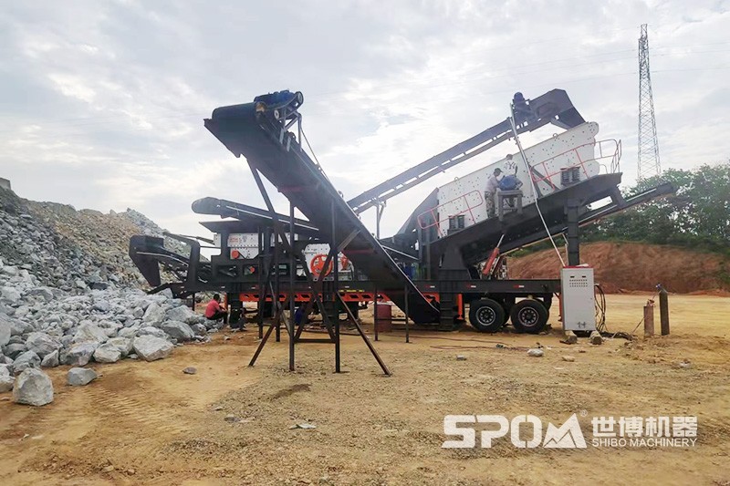 三合一移動反擊式破碎機，反擊破移動式破碎站現場圖