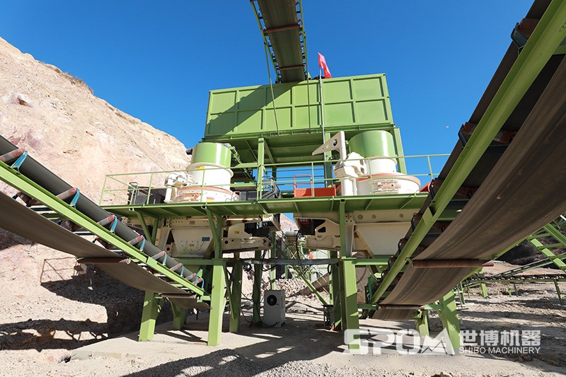 兩臺石頭制沙機現場